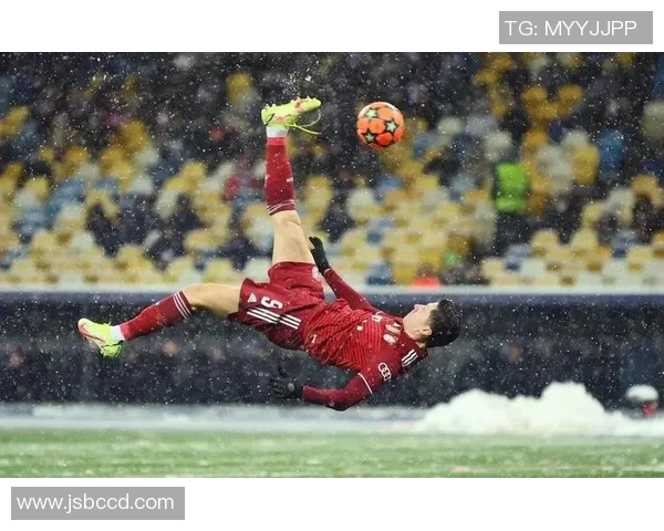 足球巨星们的绝妙射门瞬间展现技艺与激情的完美结合