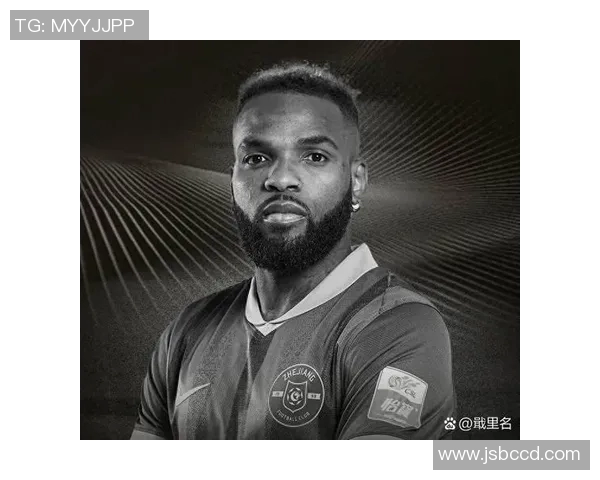 足球明星意外现身为球迷送惊喜礼物的温馨时刻